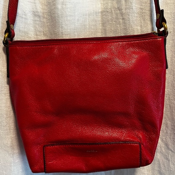 Leather Fossil Bag in red. Cross body. Gold hardware. Great classic bag. - Picture 5 of 9